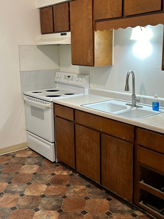 kitchen - 668 Cedar St