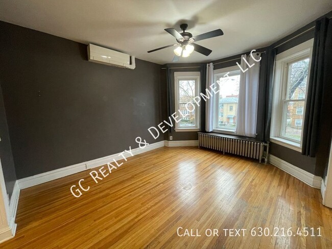 Foto del edificio - ***EAST LOGAN SQUARE / 2 BDRM + DEN / HEAT...