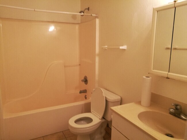 bathroom - 4116 N 1st Ave