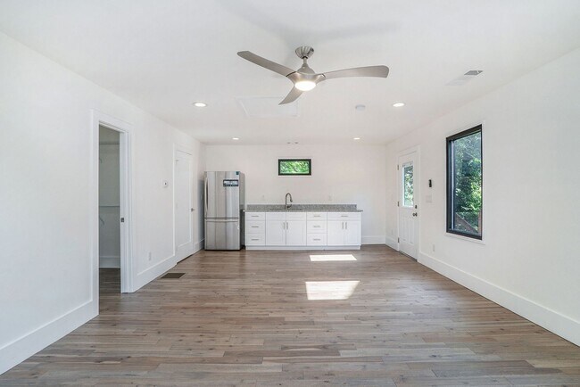 Building Photo - Utilities + Internet included with rent! -...