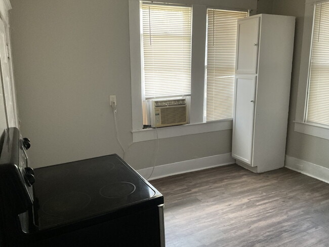 Building Photo - Coming Soon! South Side One Bedroom Apartm...