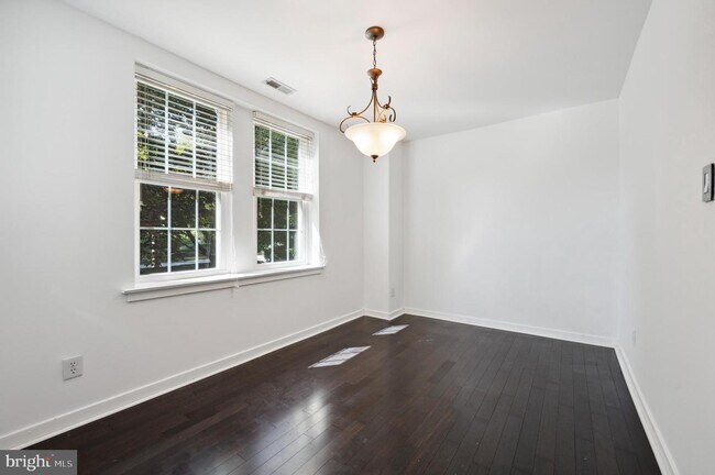 Building Photo - 104 Woodside Rd