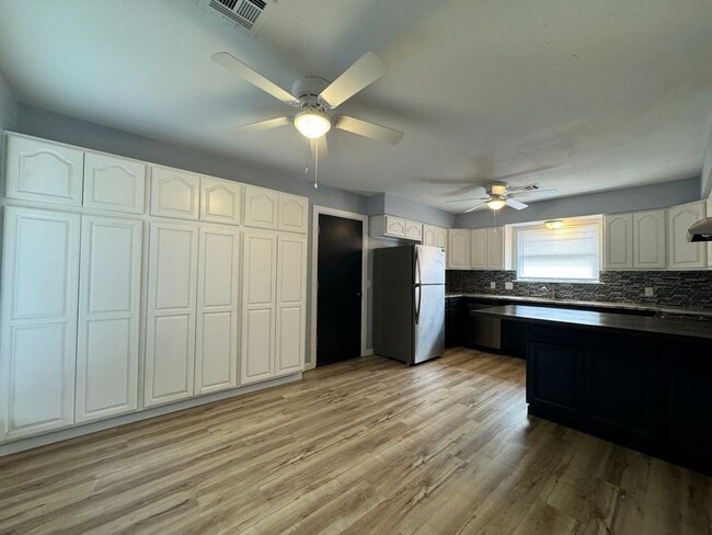 Foto del edificio - 2317 NW 75th- AVAILABLE NOW!