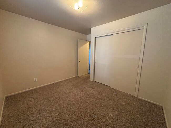 Foto del edificio - 4 bed 1.5 bath Ranch Style Home with Basem...