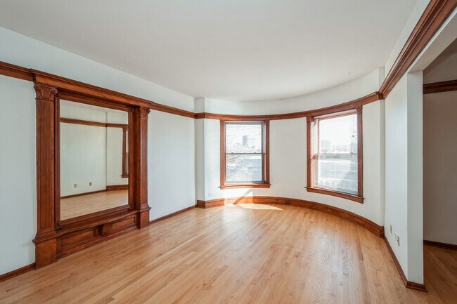 Building Photo - 4012 N Sheridan Rd
