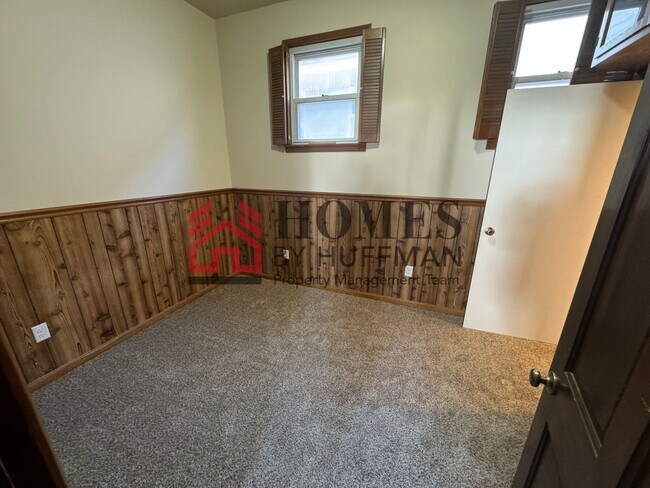 Building Photo - Four Bedroom House | Detached Garage | Fen...