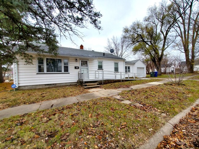 Building Photo - FOR RENT- Three Bed on Anita St near Allen...