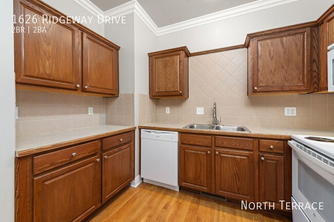 Building Photo - ? Gorgeous 2-Bedroom Townhome with a Huge ...