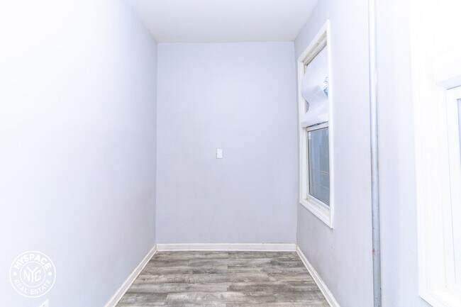 Foto del edificio - 324 E 9th St