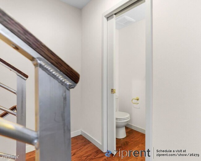 Building Photo - 2 br, 2.5 bath Townhome - 913 Martin Luthe...