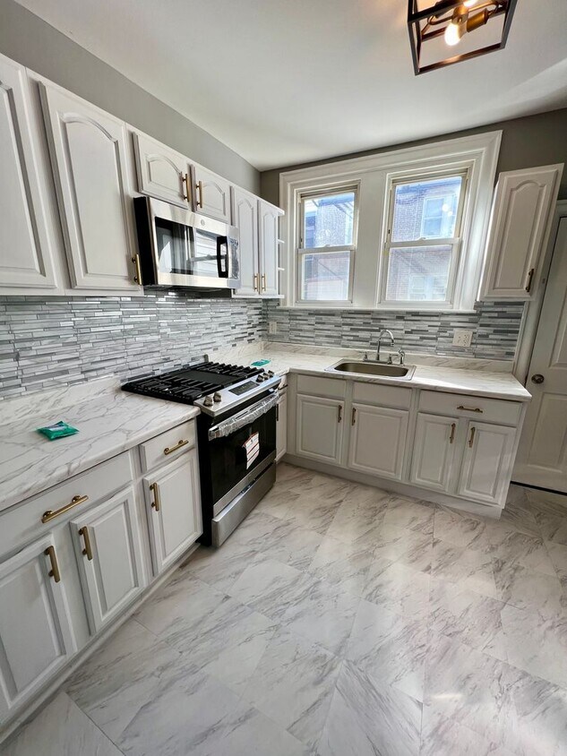 Primary Photo - Beautifully Renovated 3-Bedroom Townhouse ...