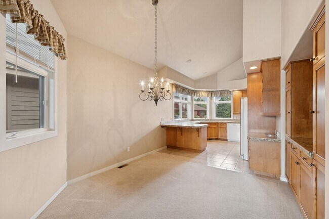 Building Photo - Wonderful Townhome On Eagle Bend Golf Course!