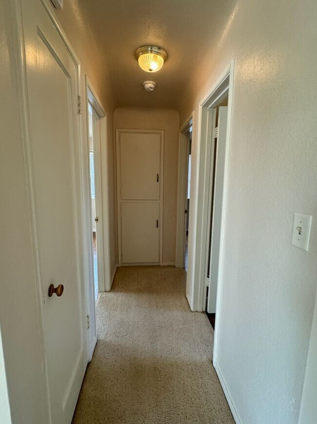 Building Photo - Delightful 2-Bedroom, 1-Bath Home Close To...