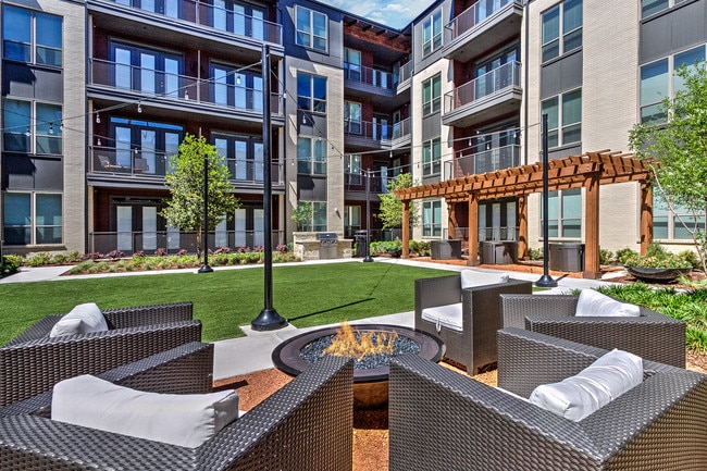 Building Photo - Teak at the Branch