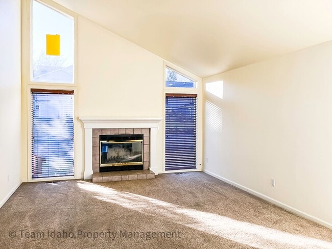 Building Photo - 5 bedrooms, 3 baths, and 3004 sqft Single Family Home