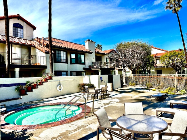 Building Photo - 2025 Majorca Dr