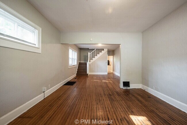Foto del edificio - "Charming 3-Bed Duplex Gem in Indianapolis – Spacious 1300 Sq Ft Haven!"