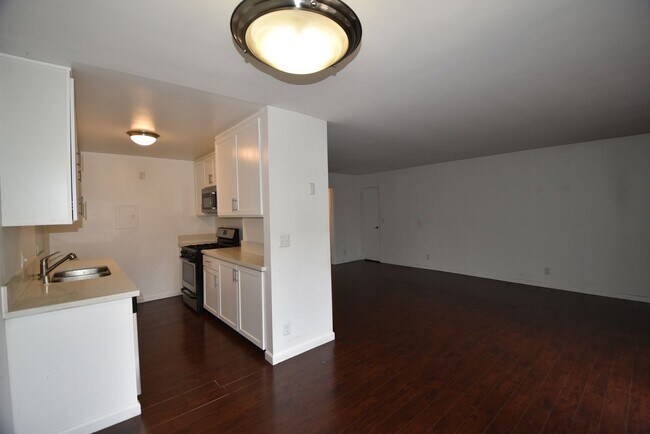Foto del edificio - 15128 Burbank Blvd