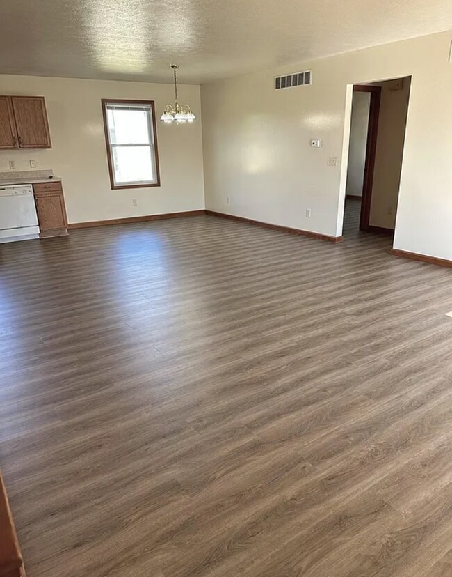 Foto del edificio - 3 Bedroom 1 bathroom with 2-car garage