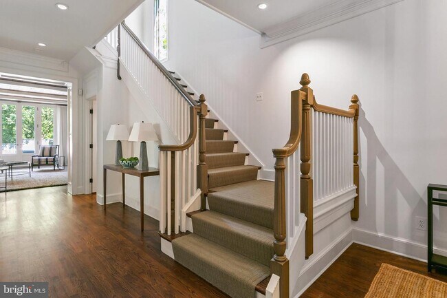 Foto del edificio - 2720 Chain Bridge Rd NW