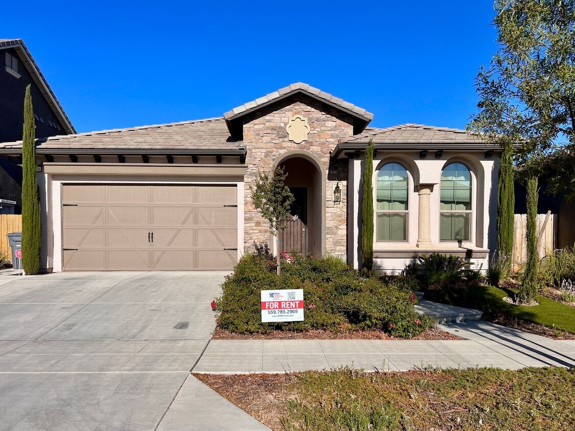 Foto principal - $2,695 Shepherd & Temperance, 3 Bedroom Mo...