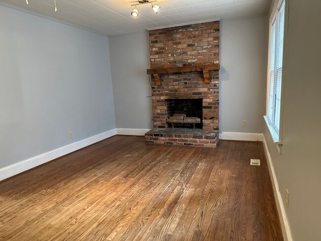 Foto del edificio - FOR RENT - Terrific location, great price....near everything!