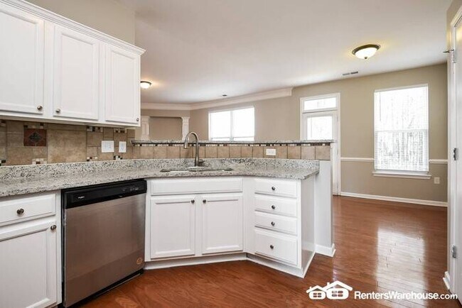 Foto del edificio - Large 5 bed, 3 bath, 2100 sqft home