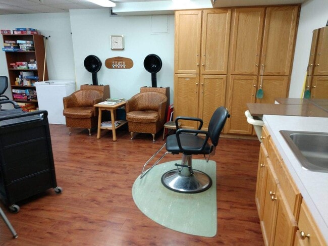 Building Photo - Pine Oak Apartments