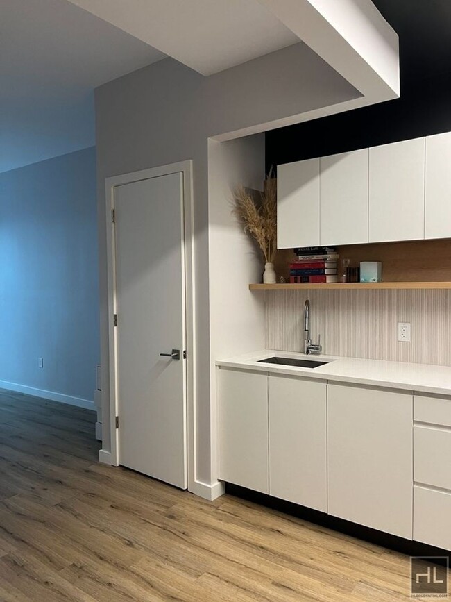 Building Photo - LEASE-BREAK!!! Spacious STUDIO apartment i...