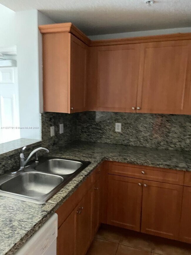 Foto del edificio - 6360 NW 114th Ave