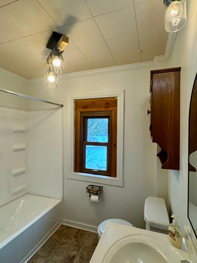 Building Photo - 1802 Perry Hwy