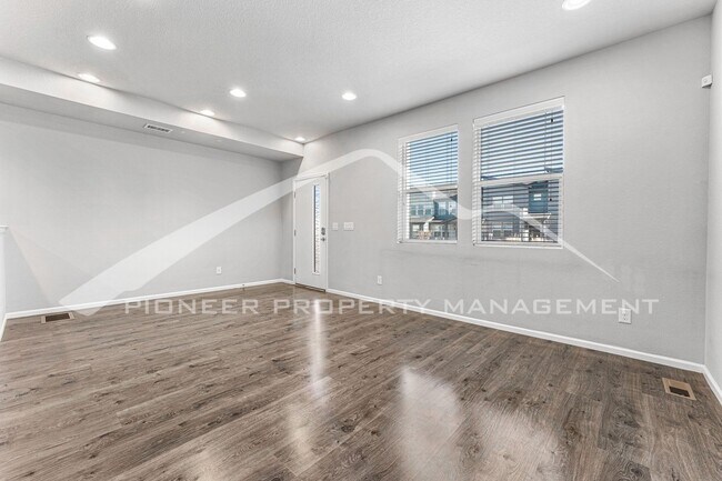 Foto del edificio - Fantastic Townhome with Attached Garage and Central AC!