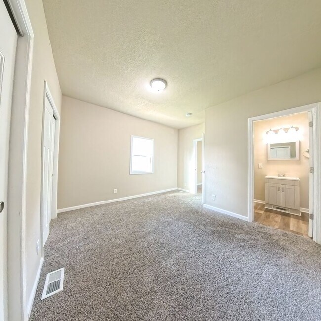 Building Photo - Updated 5 bedroom 2 bathroom home