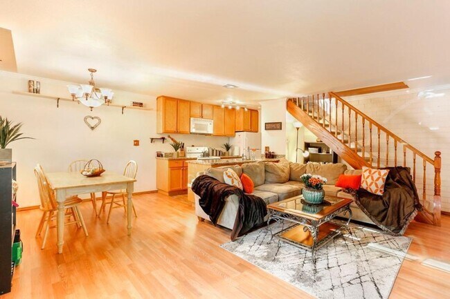 Foto del edificio - Madison Villa Condo Available July 1st