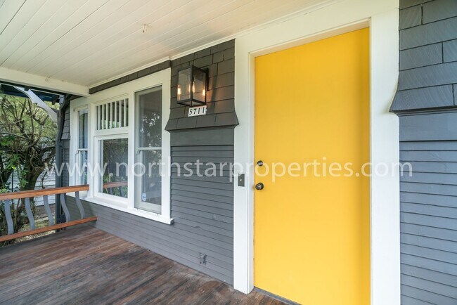 Building Photo - Amazing upscale John's Landing home.