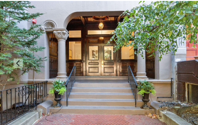 Live in a classic brownstone building in the Back Bay! - 290 Commonwealth Ave