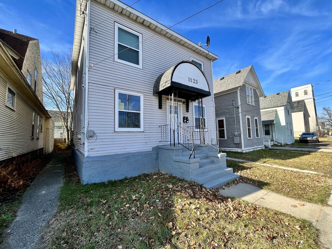 1123 Pine St Unit 2, Muskegon, MI 49442 Room for Rent in Muskegon
