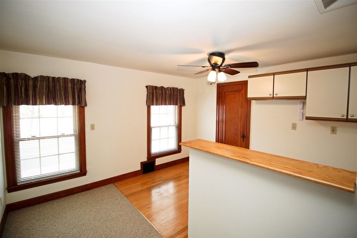 Primary Photo - 908 Broadway St