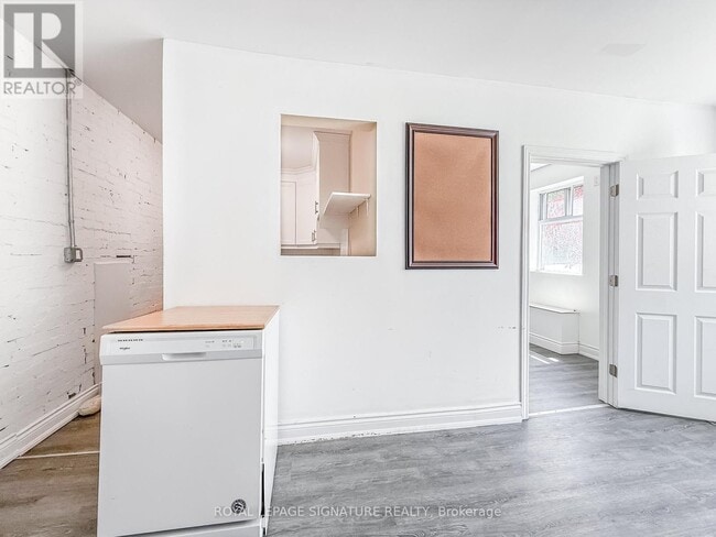 Building Photo - 394 Dovercourt Rd