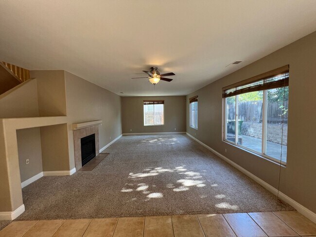 Building Photo - Highly Saught After Stonelake 4 Bedroom with Gorgeous Master Suite!