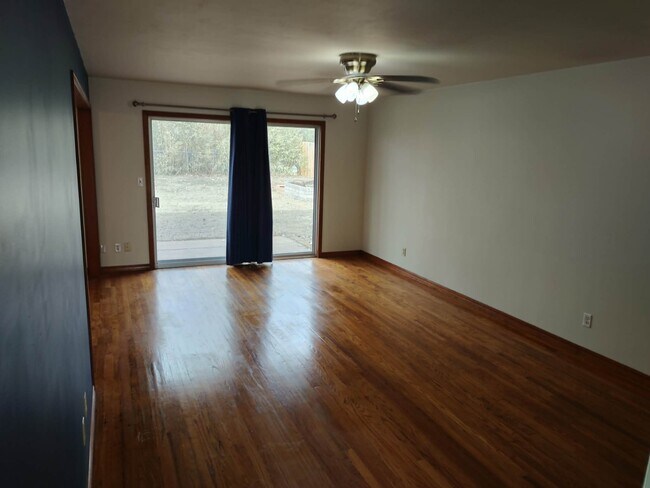 Building Photo - 112 W Hartman Ave