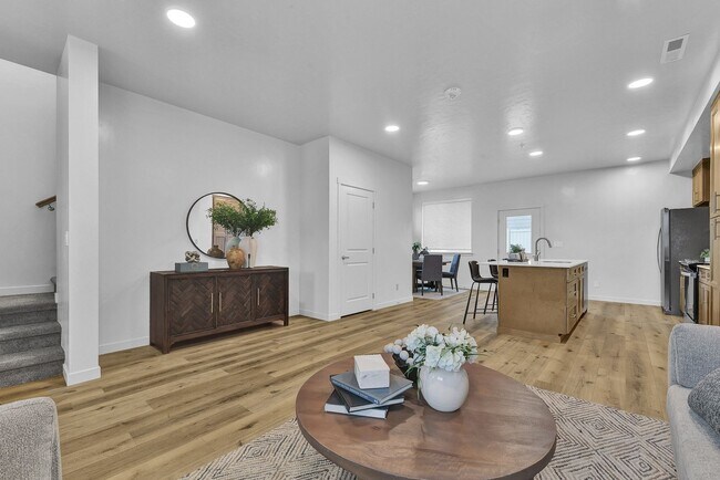 Building Photo - 4021 S Lone Pne Wy
