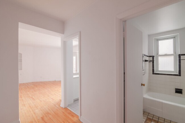 Building Photo - 10 Rosemount