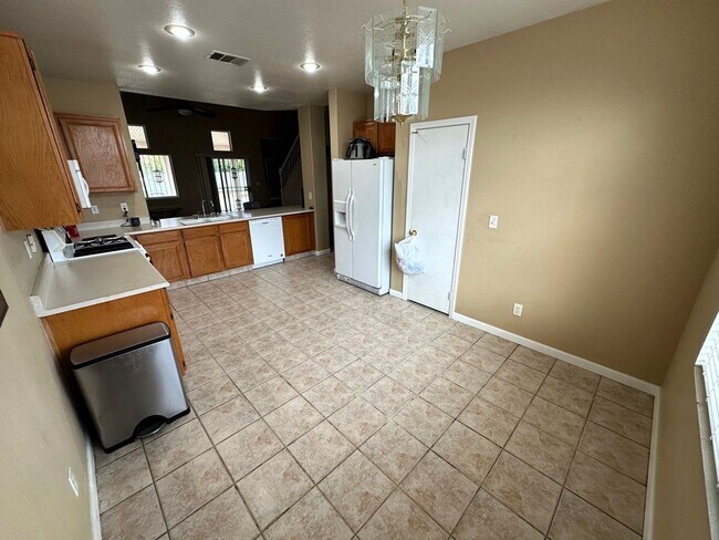 Building Photo - BEAUTIFUL 2 STORY HOME, 2 BEDROOMS / 2 FUL...