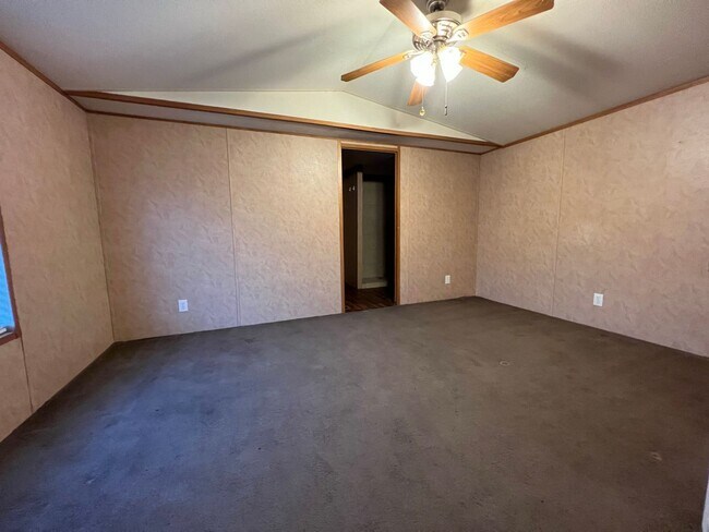 Building Photo - *COMING SOON!* Charming Three Bedroom Two ...