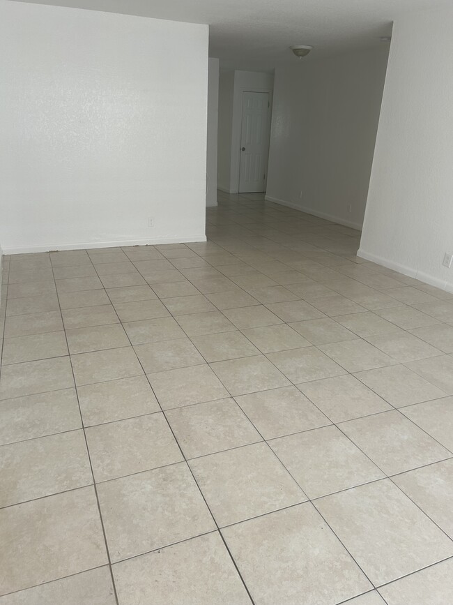 Building Photo - 5725 NW 27th Ct