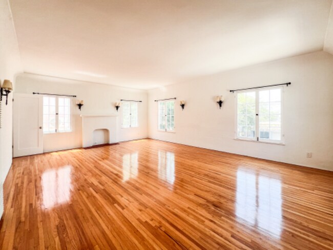 Building Photo - 7514 Oakwood Ave