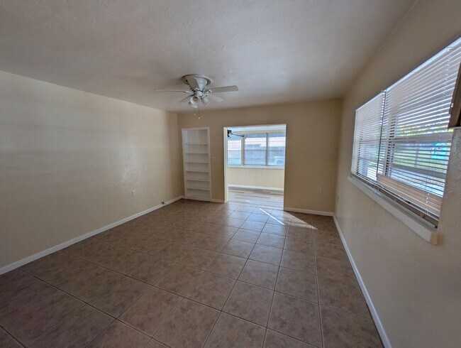 Foto del edificio - 2 Bed House, 1 Bath Carport, Solid Home