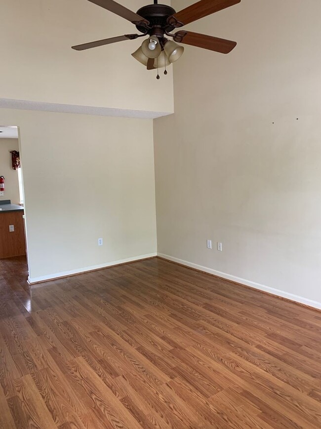 Building Photo - 3-Bedroon, 2.5-Bath Townhouse