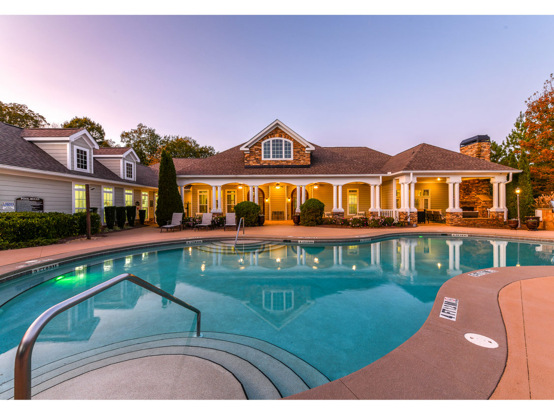 Piscina con estilo de centro turístico al atardecer - Walden at Oakwood